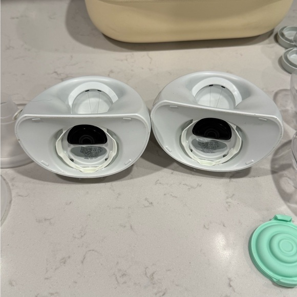 Elvie Wearable Pump with Accessories - Picture 3 of 11